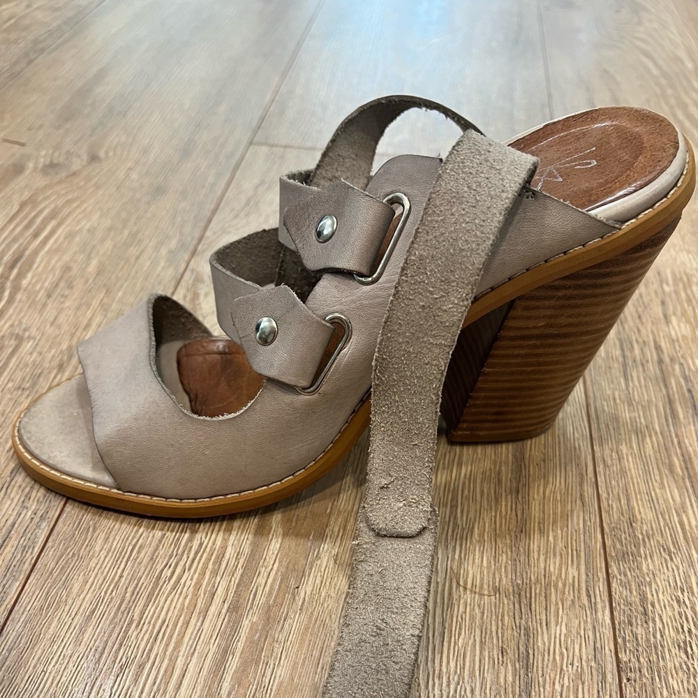 SIXTYSEVEN gray leather strappy  high chunky heel sandals